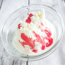 Domácí low carb zmrzlina s příchutí cheesecake