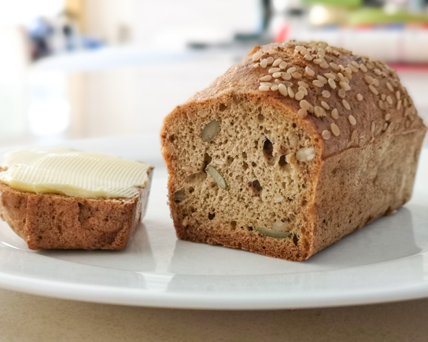 Low carb a keto rychlý mandlový chleba z 5 ingrediencí
