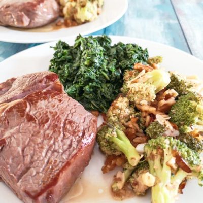 Low carb a keto steak s brokolicí a ořechy