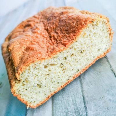 Low carb a keto mandlovo konopný chleba